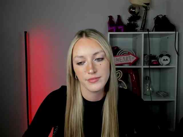 EvelynBlond26 webcam