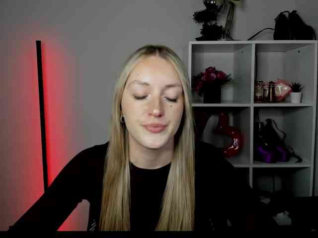 EvelynBlond26 webcam