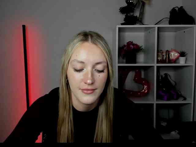Model: EvelynBlond26