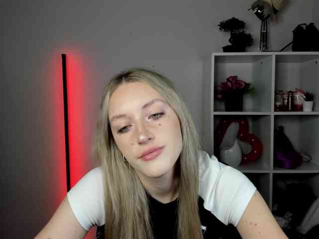 EvelynBlond26 webcam