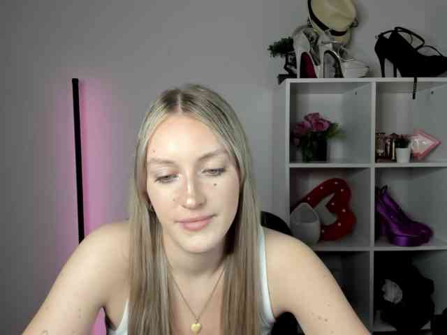 EvelynBlond26 webcam
