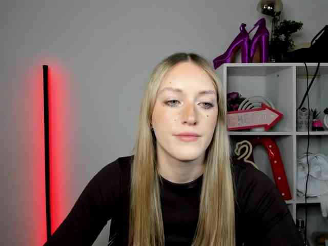 EvelynBlond26 webcam