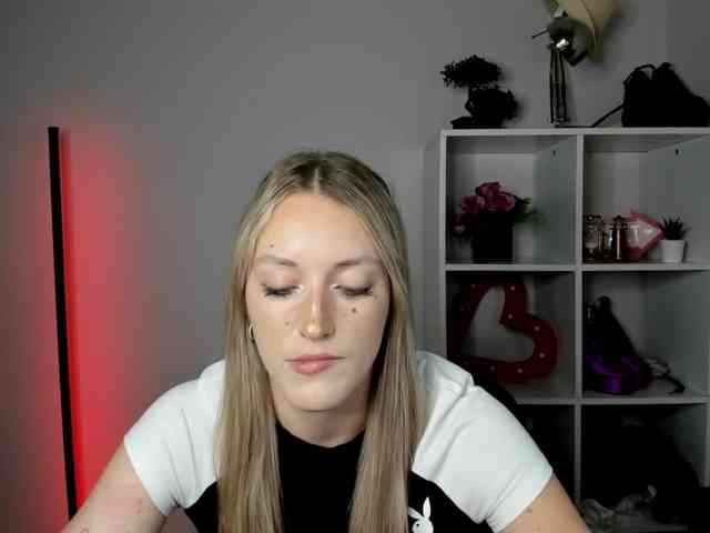 EvelynBlond26 webcam