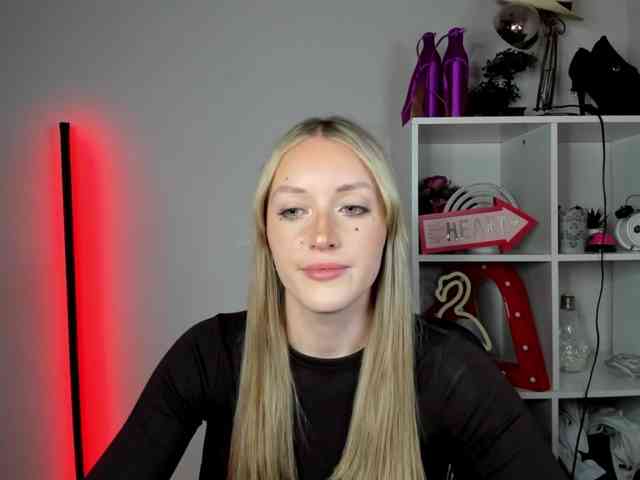 EvelynBlond26 webcam