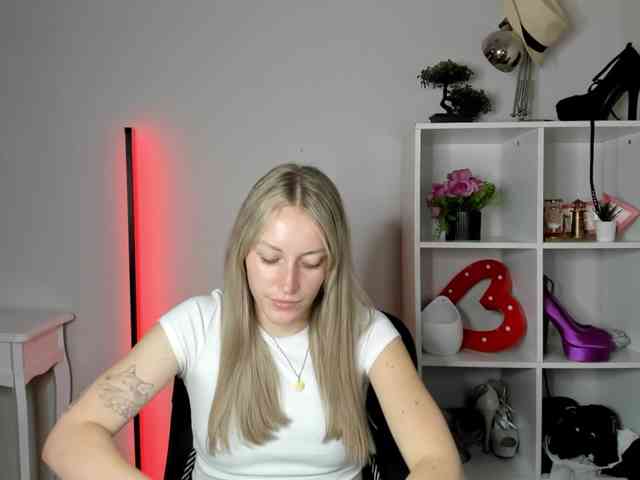 EvelynBlond26 webcam