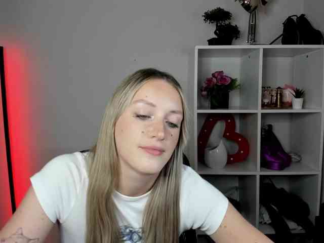 EvelynBlond26 webcam