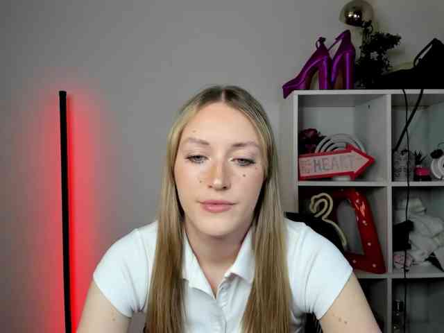 EvelynBlond26 webcam