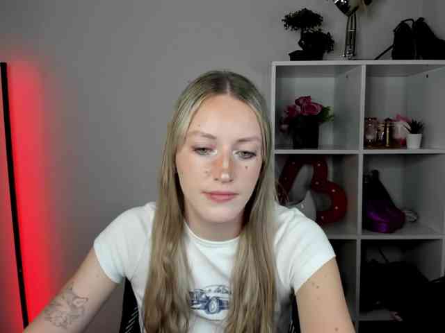 EvelynBlond26 webcam