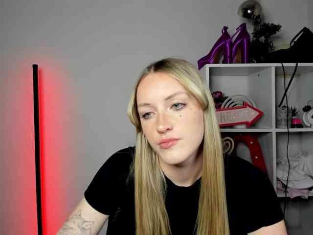 EvelynBlond26 webcam