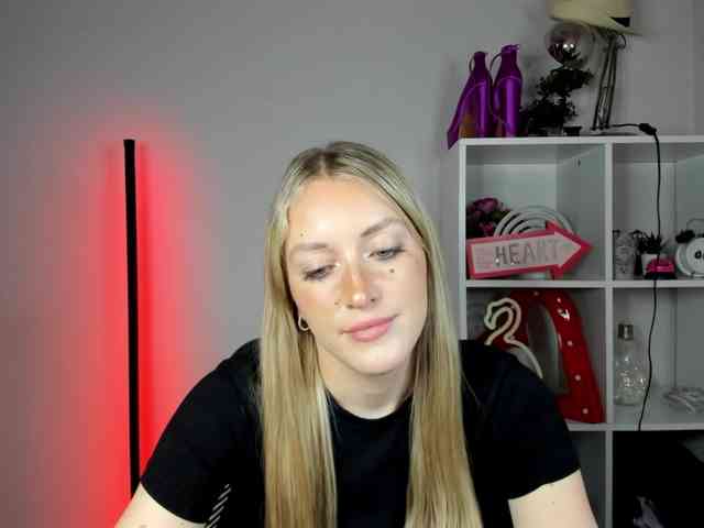 EvelynBlond26 webcam