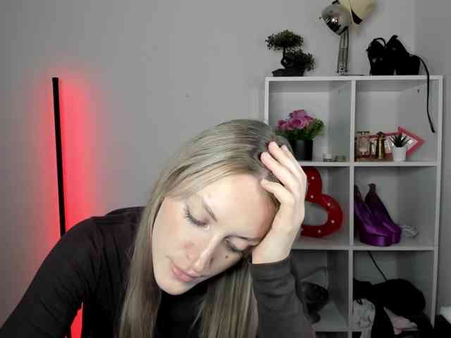 EvelynBlond26 webcam