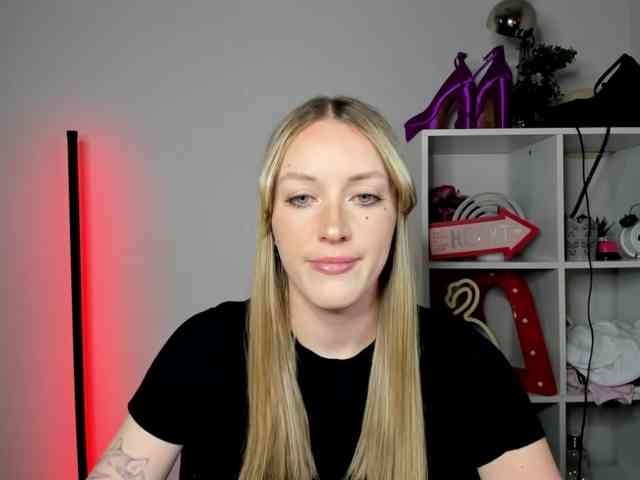 EvelynBlond26 webcam