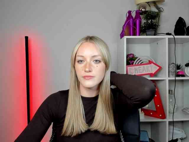 EvelynBlond26 webcam