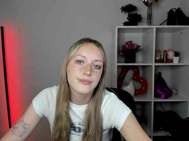EvelynBlond26 webcam