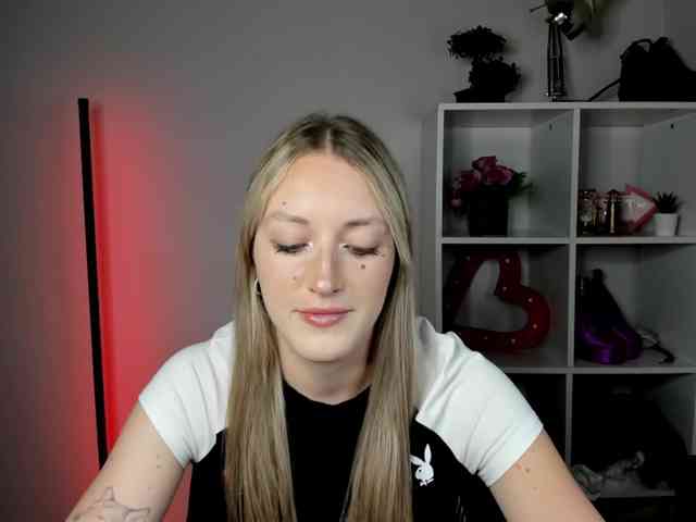 EvelynBlond26 webcam