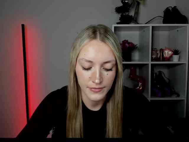 EvelynBlond26 webcam