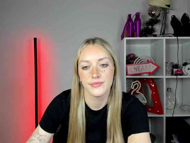 EvelynBlond26 webcam