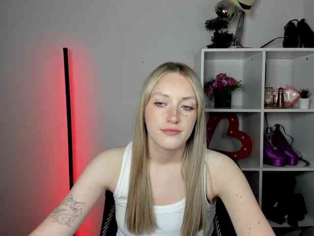 EvelynBlond26 webcam
