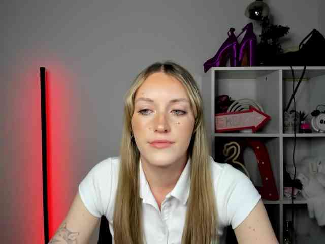 EvelynBlond26 webcam