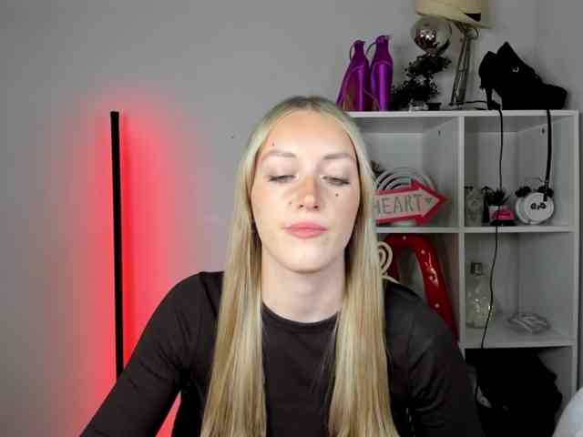 EvelynBlond26 webcam