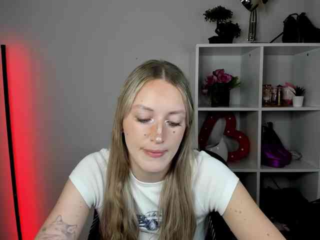 EvelynBlond26 webcam