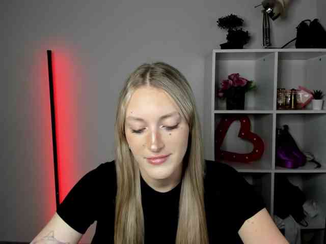 EvelynBlond26 webcam
