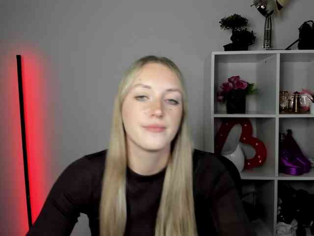 EvelynBlond26 webcam