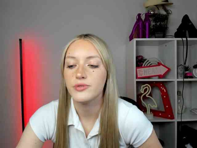 EvelynBlond26 webcam