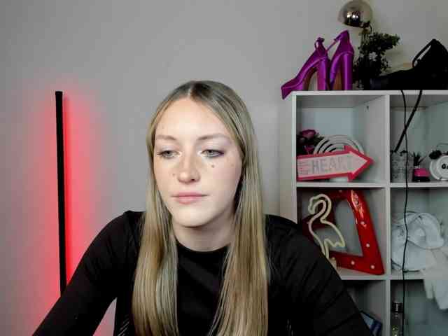 EvelynBlond26 webcam