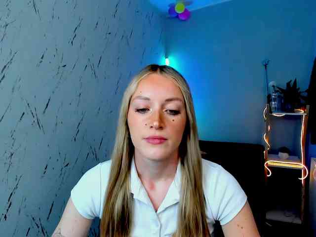 EvelynBlond26 webcam