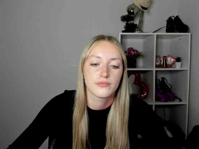 EvelynBlond26 webcam