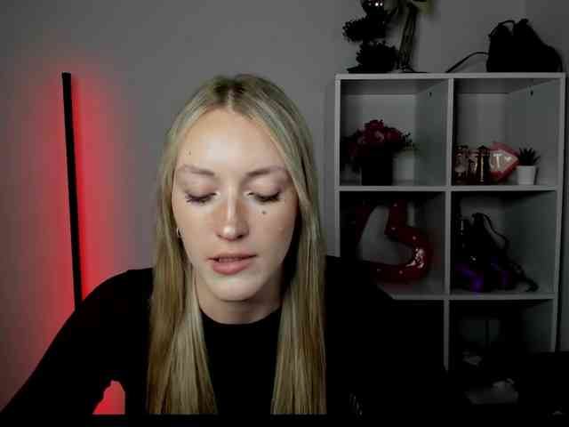 EvelynBlond26 webcam