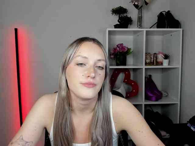 EvelynBlond26 webcam