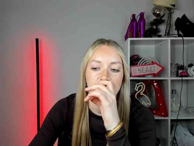 EvelynBlond26 webcam