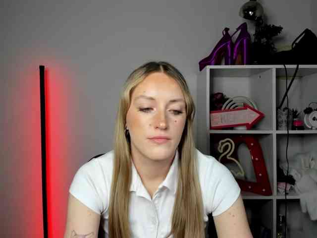 EvelynBlond26 webcam