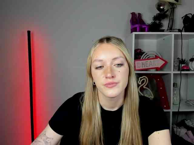 EvelynBlond26 webcam