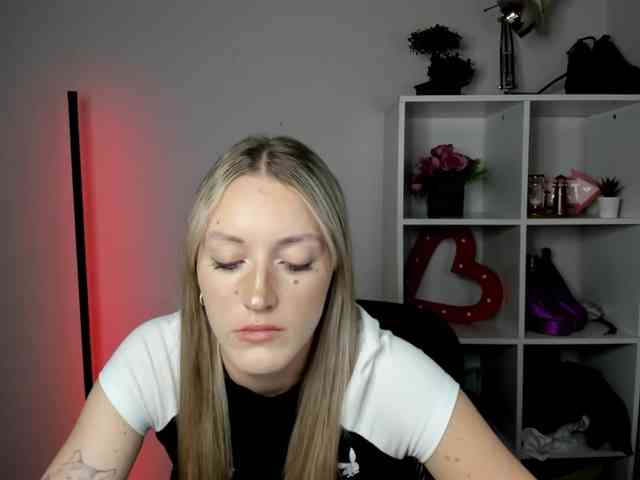 EvelynBlond26 webcam