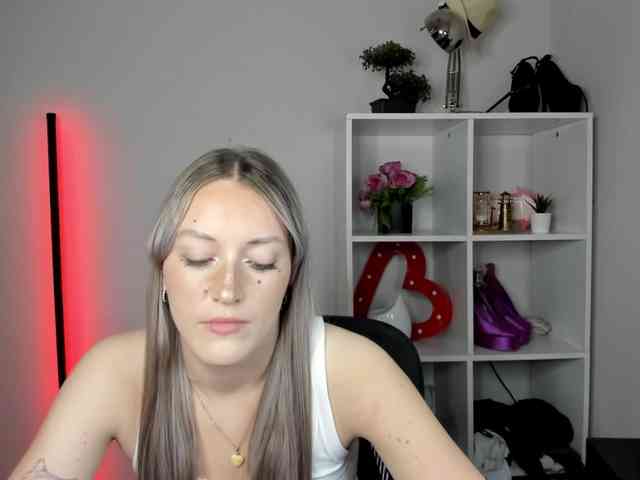 EvelynBlond26 webcam