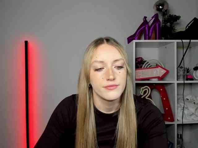 EvelynBlond26 webcam