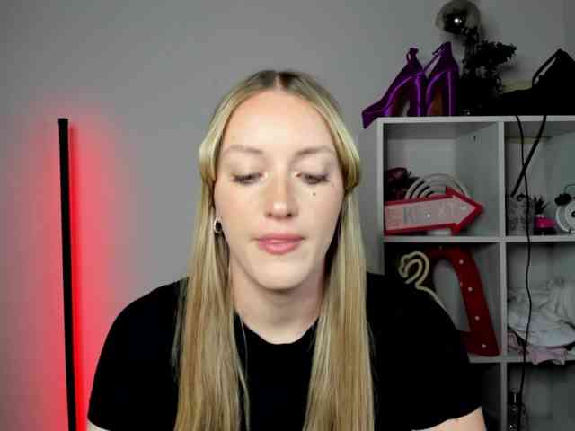 EvelynBlond26 webcam