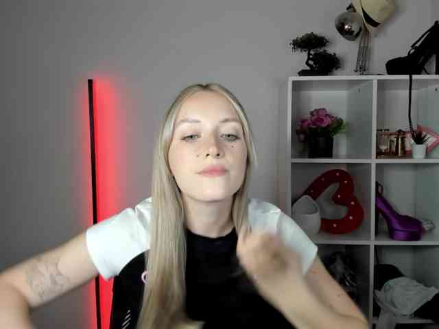 EvelynBlond26 webcam