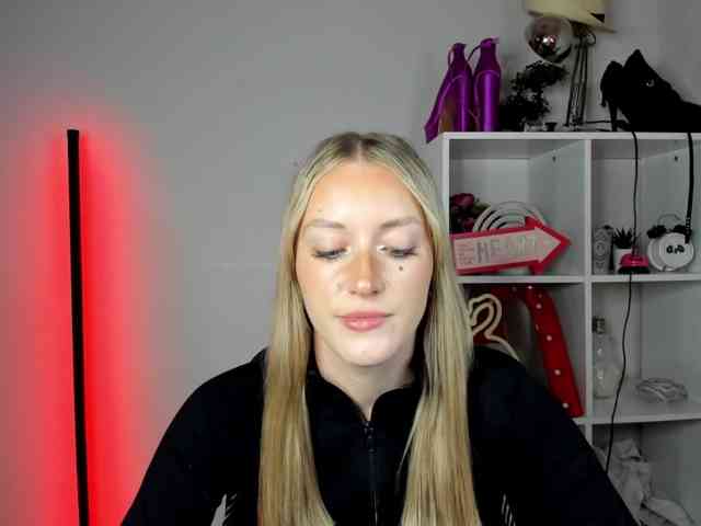 EvelynBlond26 webcam