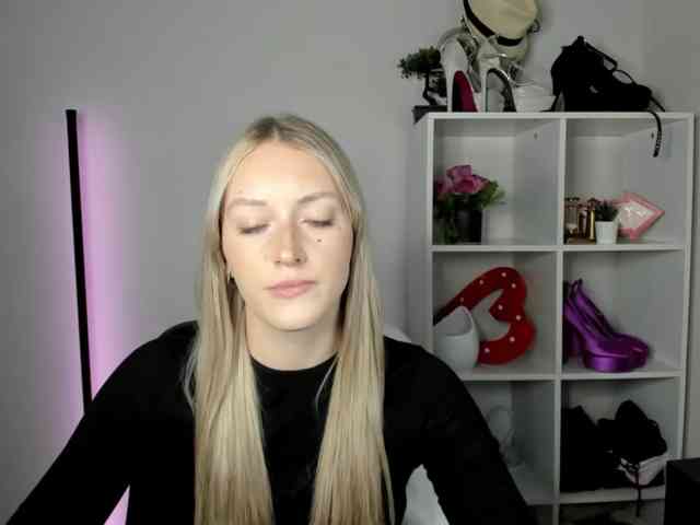 EvelynBlond26