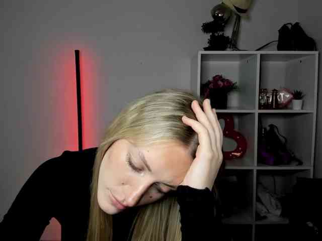 EvelynBlond26 webcam