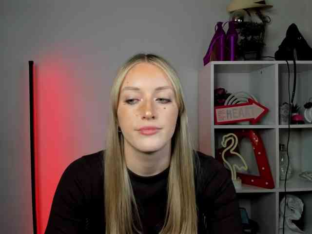 EvelynBlond26 webcam