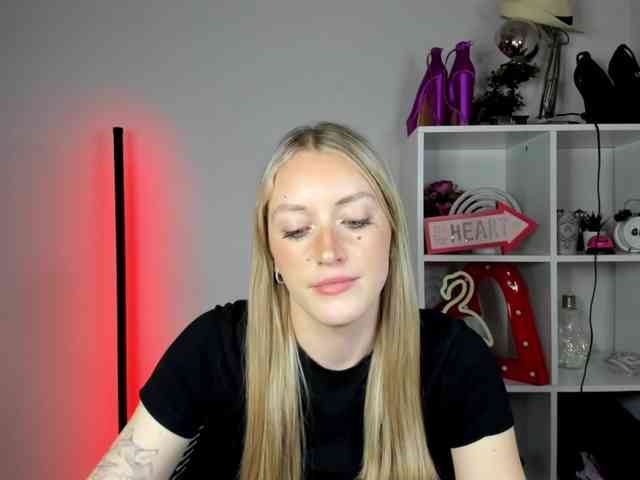 EvelynBlond26 webcam