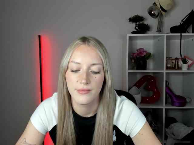 EvelynBlond26 webcam