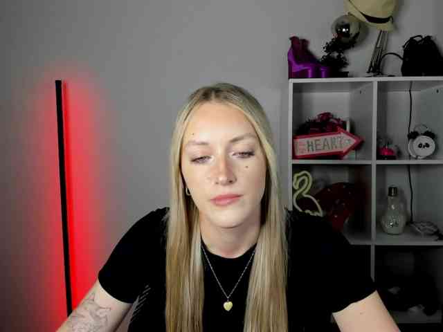 EvelynBlond26 webcam