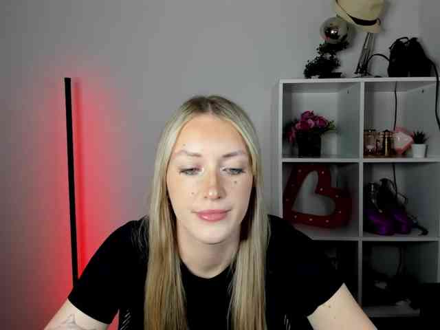 EvelynBlond26 webcam