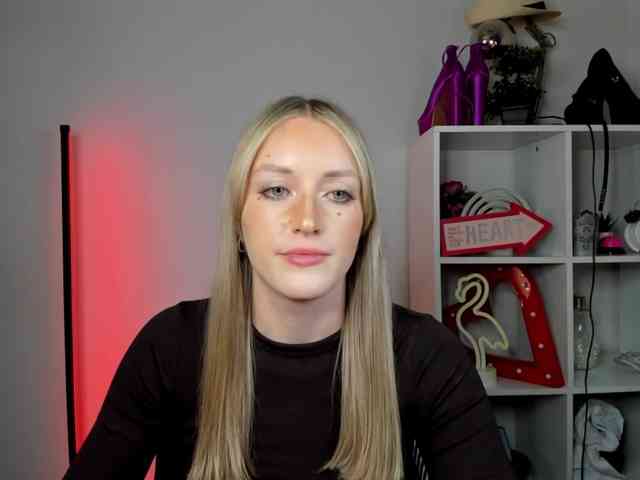 EvelynBlond26 webcam